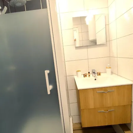 ⁂⁂ Studio Cledicihome Refait A Neuf ! // Plein Centre // Rue Calme / Wifi ⁂⁂ Apartment *